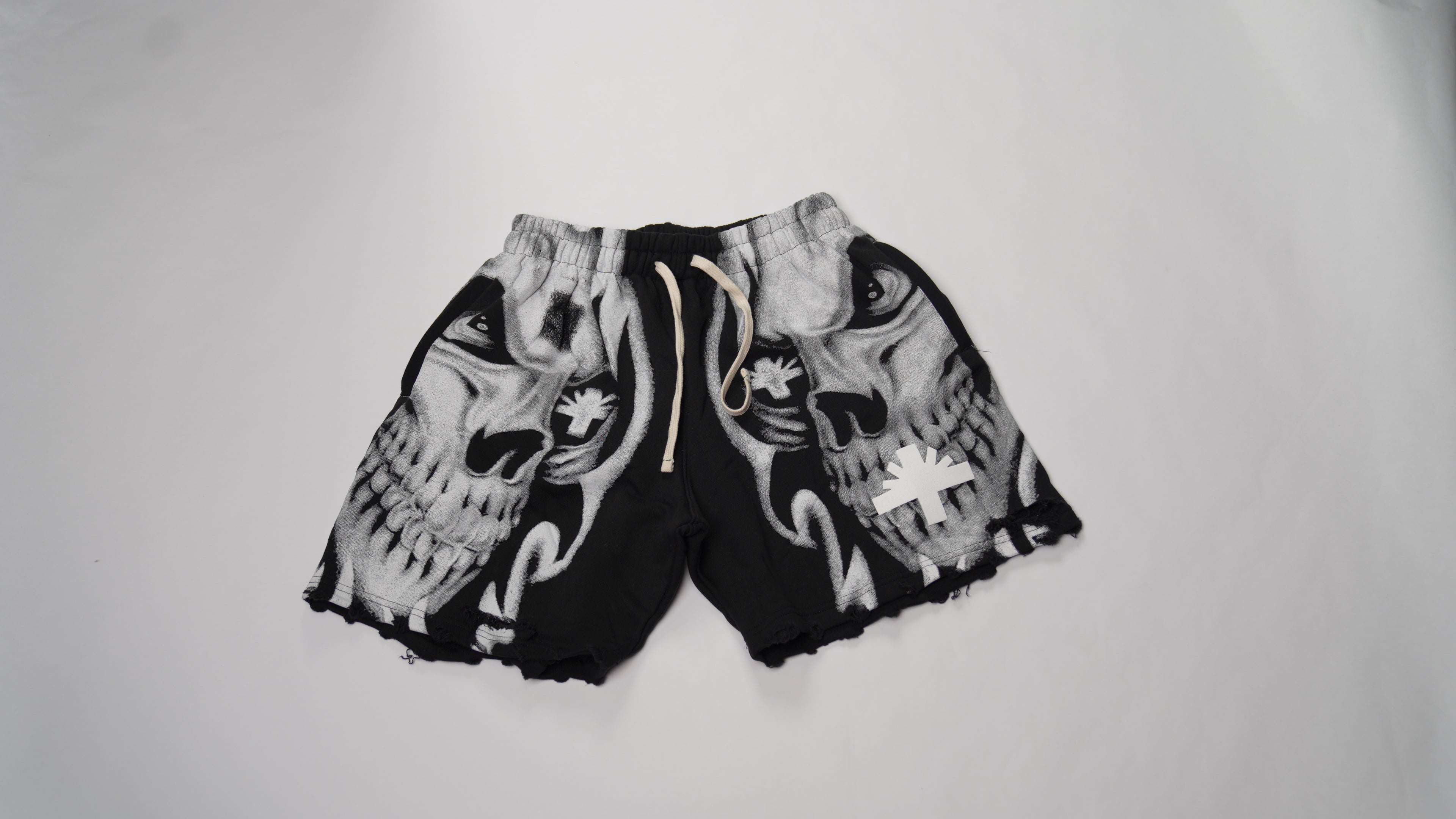 VERTABRAE SKULL STORM DISTRESSED SHORTS BLACK/GREY