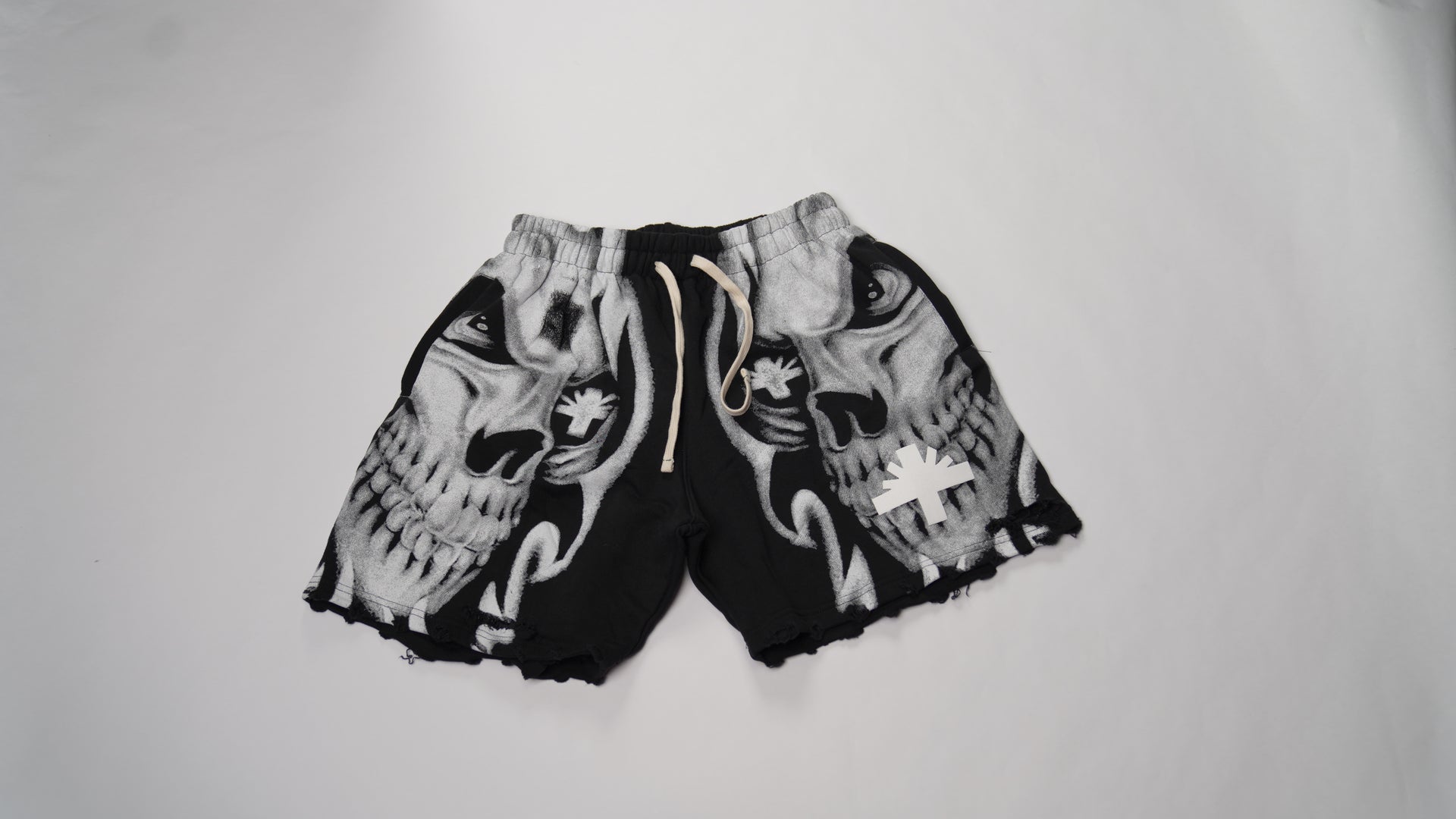 VERTABRAE SKULL STORM DISTRESSED SHORTS BLACK/GREY