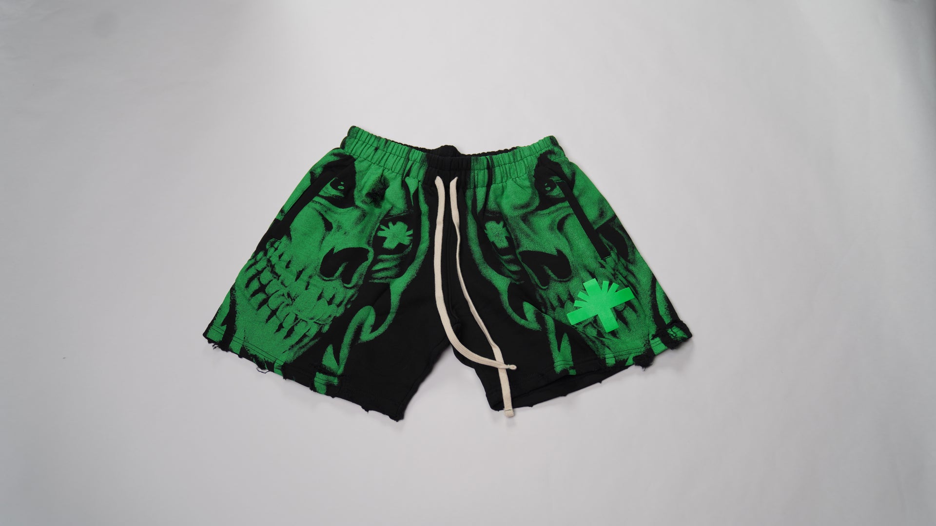 VERTABRAE SKULL STORM DISTRESSED SHORTS BLACK/GREEN